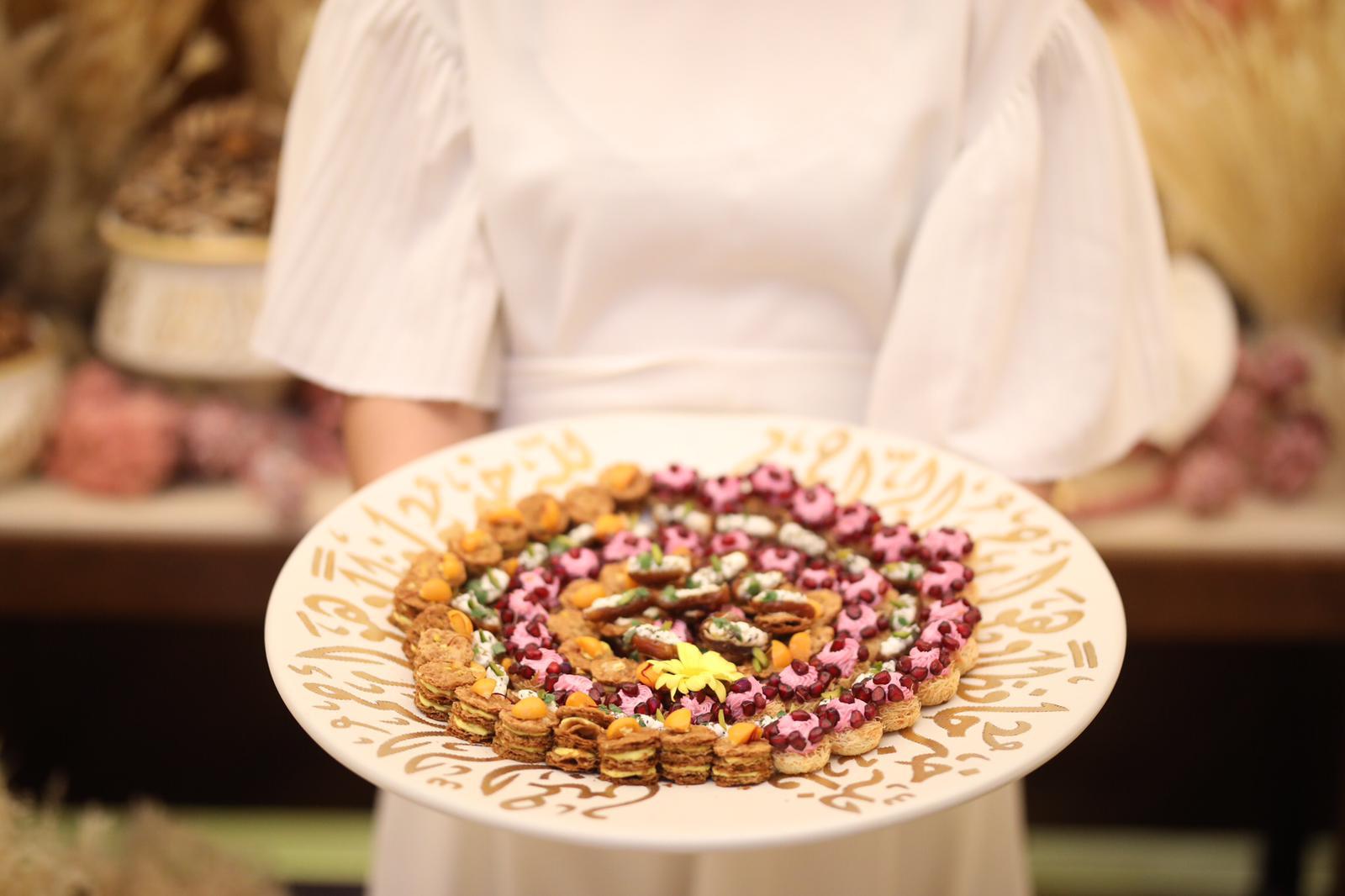 ماعون للموالح ذهبي في ابيض