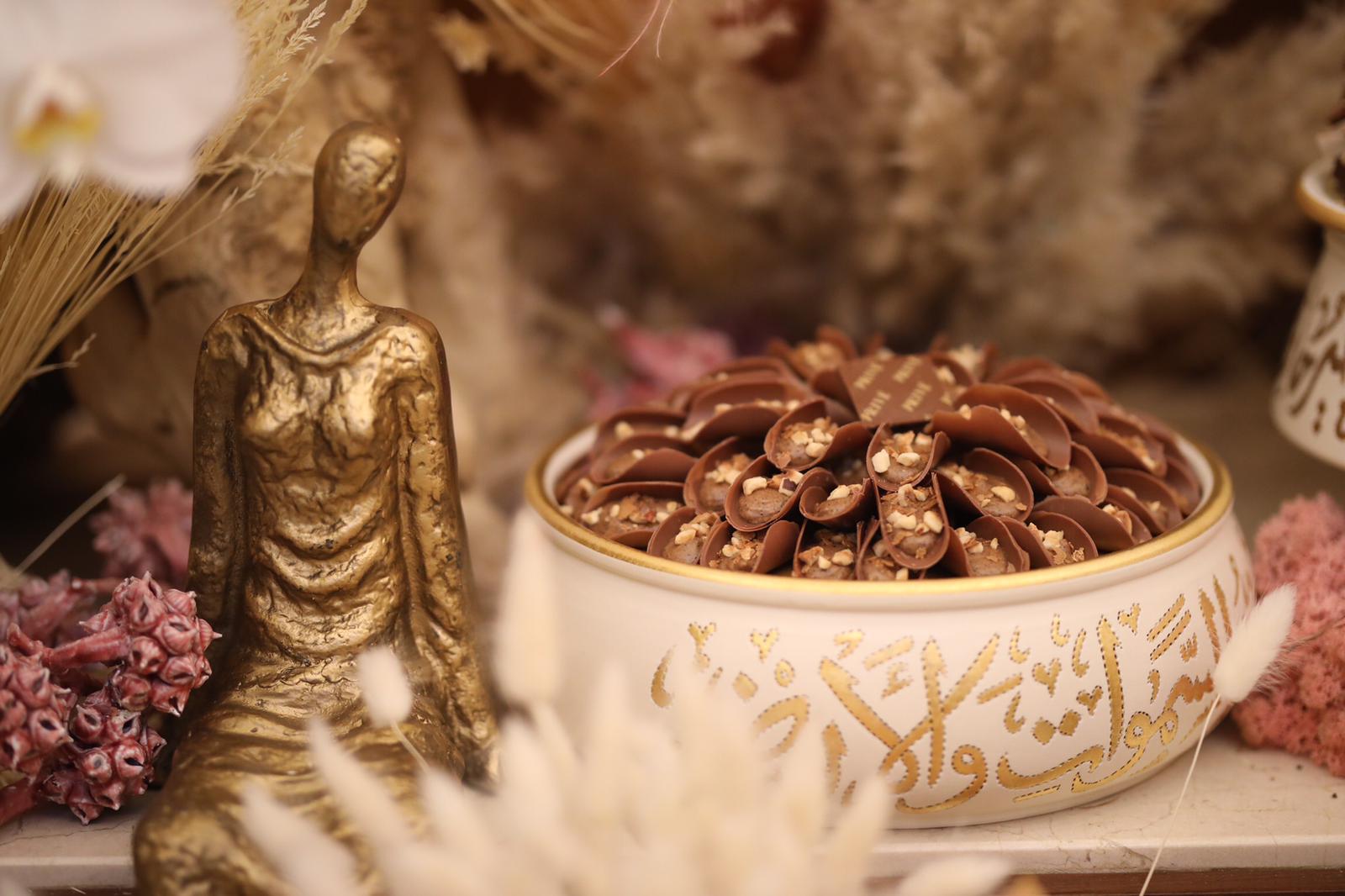 طقم ابيض مع ذهبي