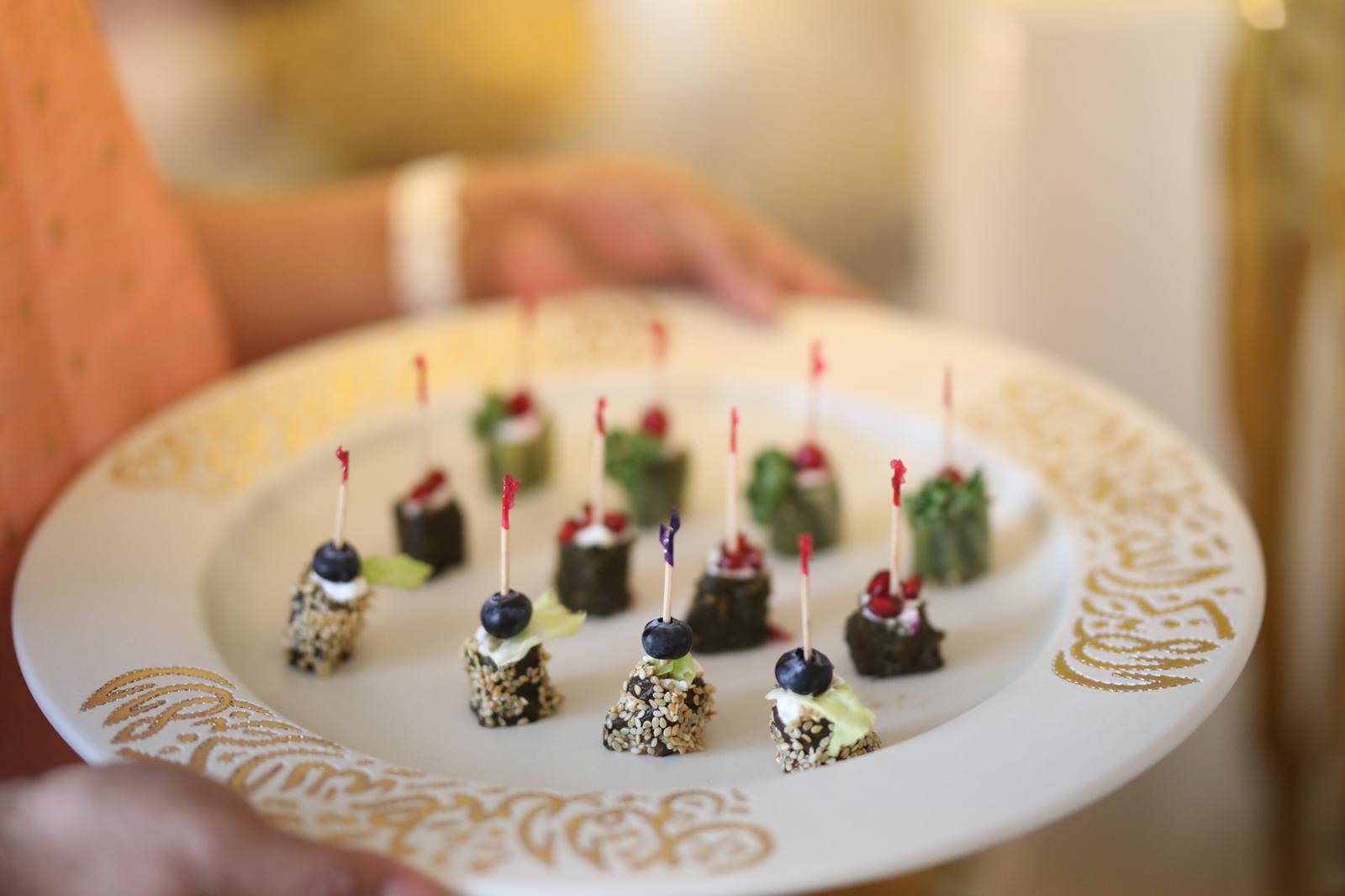 طقم عربي اوف وايت مع جولد